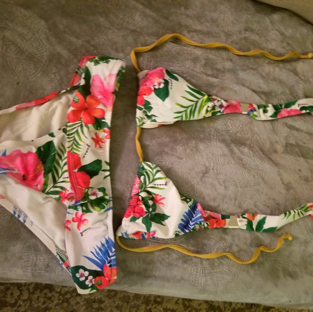 Jessica Simpson swimming suit/bikini